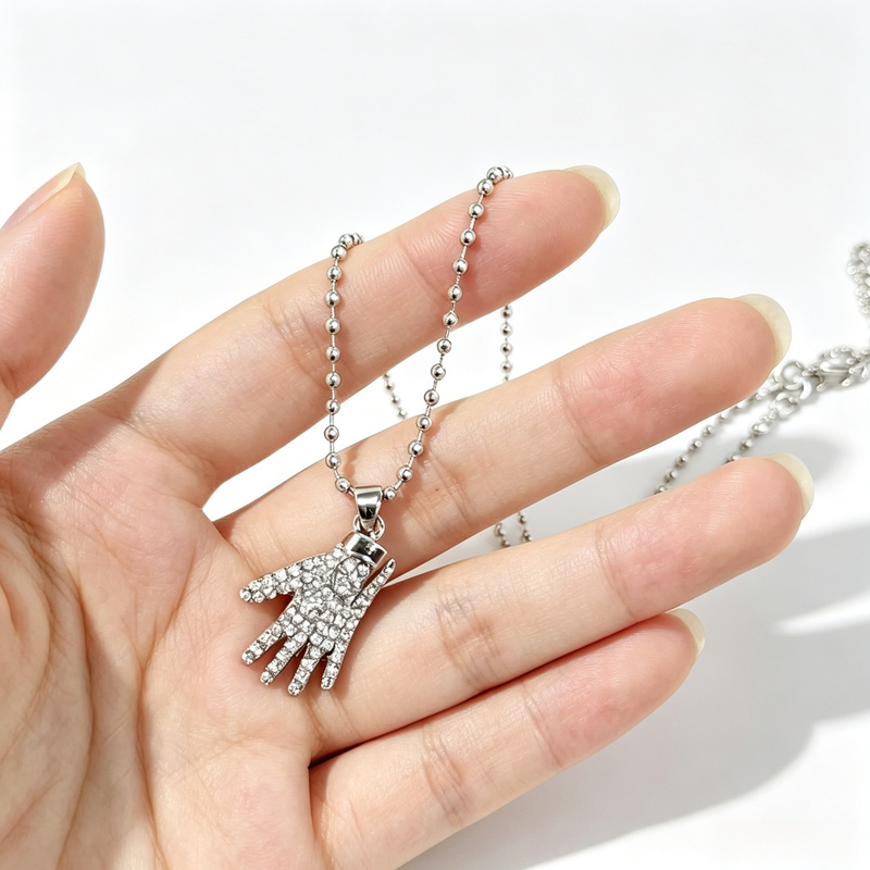 Ожерелье в виде перчатки Майкл – обзор и цена Anime Pendant Necklace